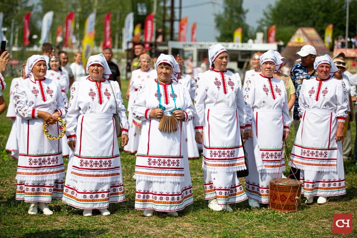 В чувашской республике живут. Акатуй в Чувашии. Праздник Акатуй Чувашский национальный костюм. Акатуй Вурнары Чувашия 2022 год. Апькевской-район-Акатуй-чувашскийпрастник2022.