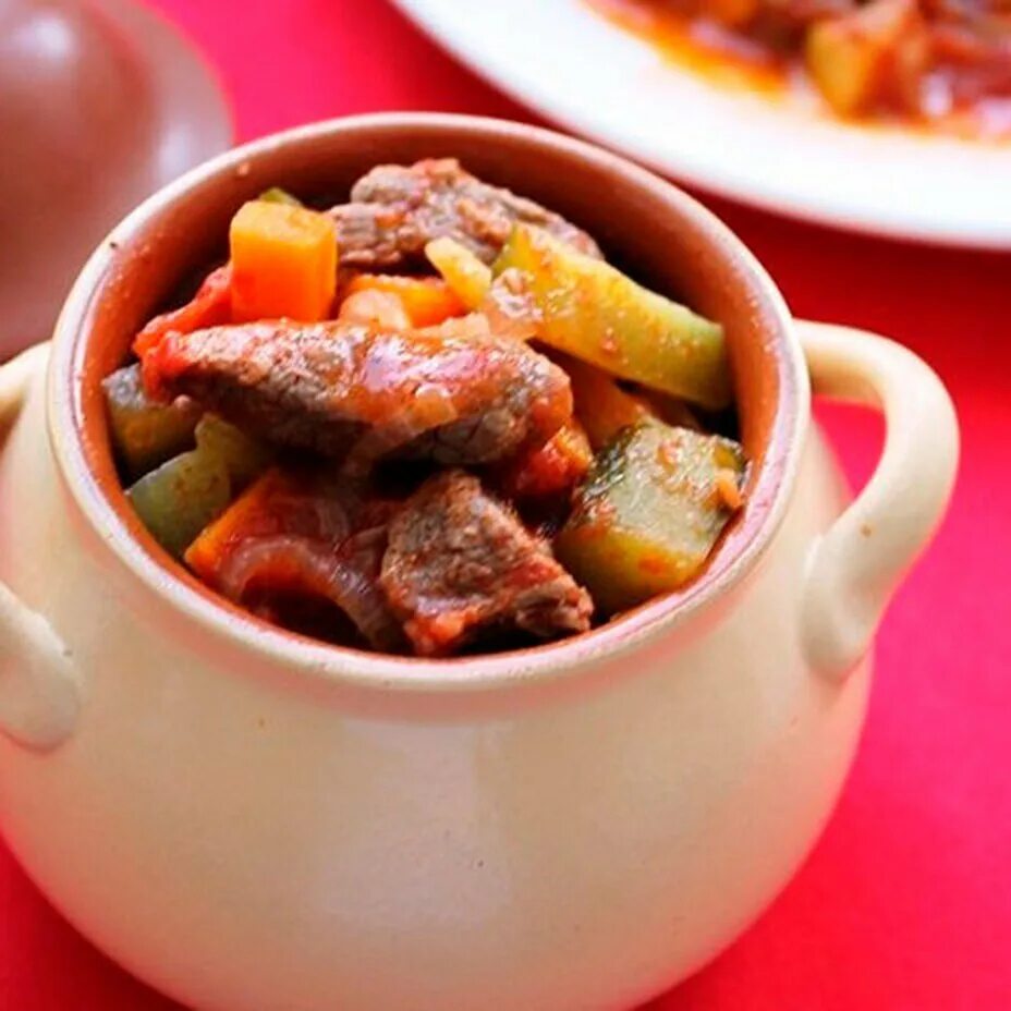 Азу по-татарски в горшочках. Гуляш с солеными огурцами. Азу в горшочках в духовке. Горшочке. Татарское блюдо в горшочке.