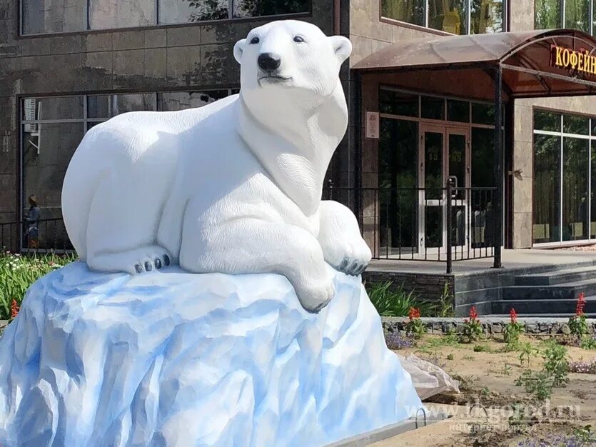 Статуя медведя денвер. Парк тысячелетия ярославль медведь. Медведь памятник братск наймушина. Статуя повелителя медведей. Сосновый бор первоуральск скульптура медведь.