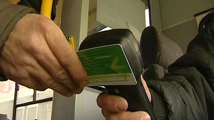 Как не платить в автобусе. Оплата подорожником в автобусе. валидатор в метро спб. валидатор для активации подорожника в автобусе. как пользоваться подорожником в автобусе.
