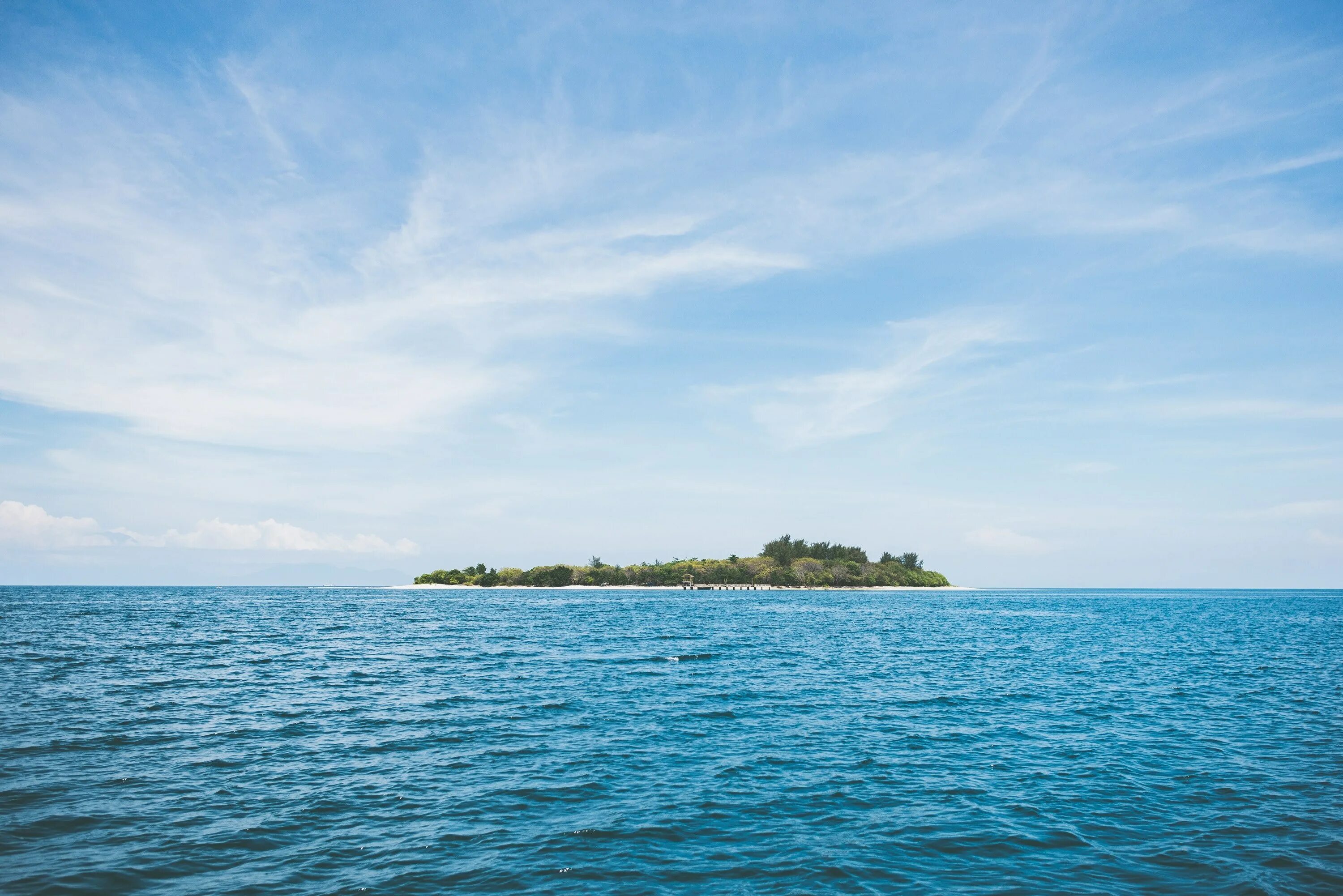 Remote island. Остров на горизонте. Острова и море. Островок в море. Остров вдалеке.