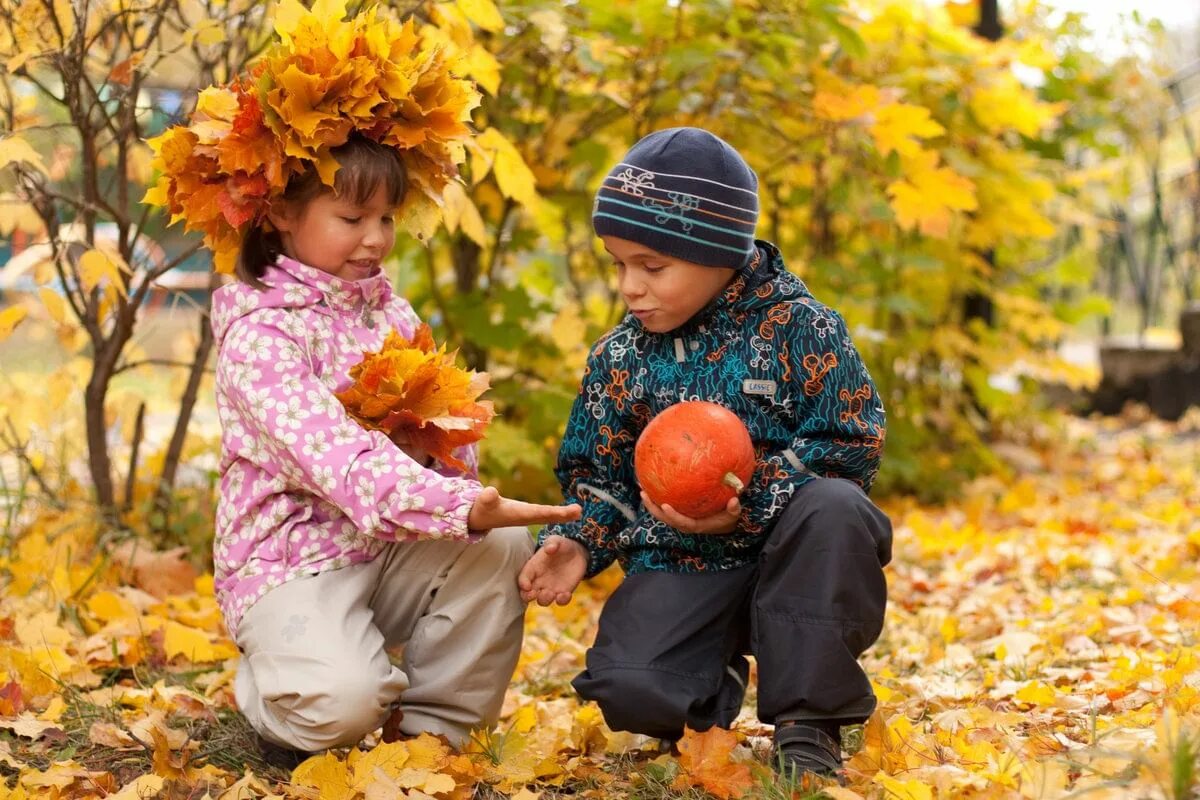 Осень для детей. Осенние прогулки с детьми. Осенняя прогулка. Осенний сад.