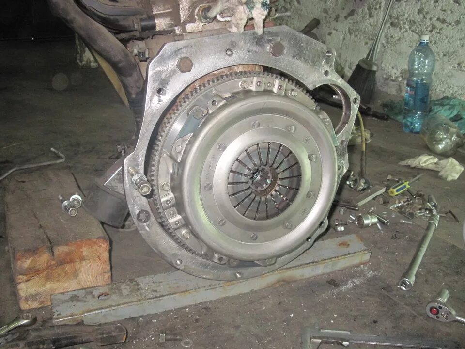 Переходная плита на кмз 012. 9на уаз. Ваз 2106 двс с коробкой. Двигатель ваз и кпп заз 968. Двс ваз 2106 с кпп.