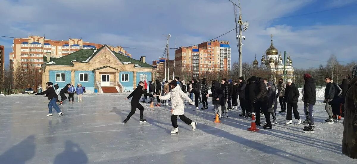 Каток саранск расписание. Каток на Юго западе Саранск Жилищник. Каток Саранск Жилищник Саранск. Стадион Жилищник Саранск. Саранск Арена каток.