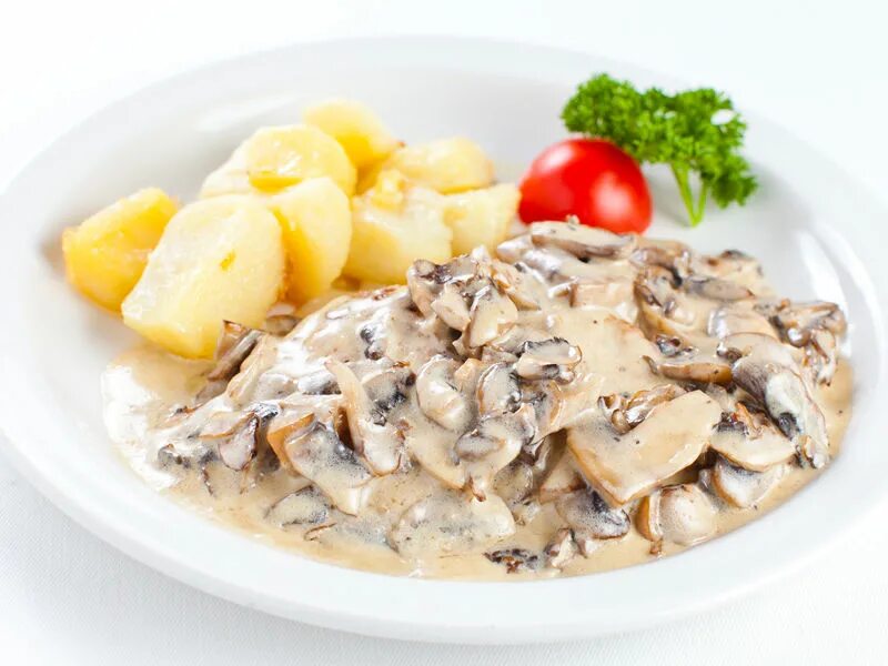 Бефстроганов с полбой. Свинина с шампиньонами. Свинина грибы сливки сыр. Эскалоп из свинины с грибами и сыром. Шампиньоны в сметанном соусе.