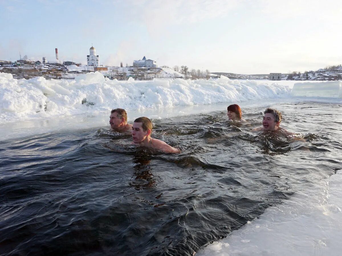 Люди купаются зимою. Моржи России. Любители зимнего купания. Моржи закаливание.