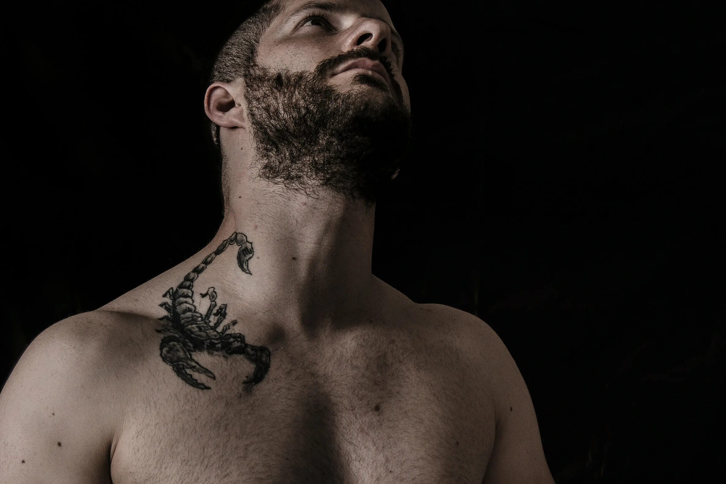 Скорпион знак зодиака женщина характеристика. Фотосессия знаки зодиака мужчины. Мучжична скорпион фото. Ню скорпиона. Скорпион мужчина характеристика.