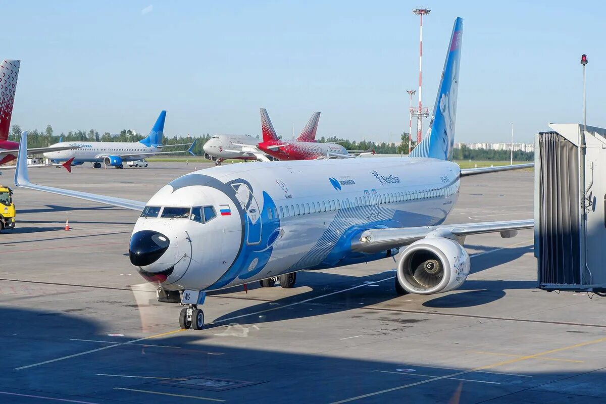 Суперджет 100 ред вингс. Crj-200 ювт аэро. Авиакомпании летающие в нижний новгород. Авиакомпании летающие в нижний новгород. Самолет в нижнем.