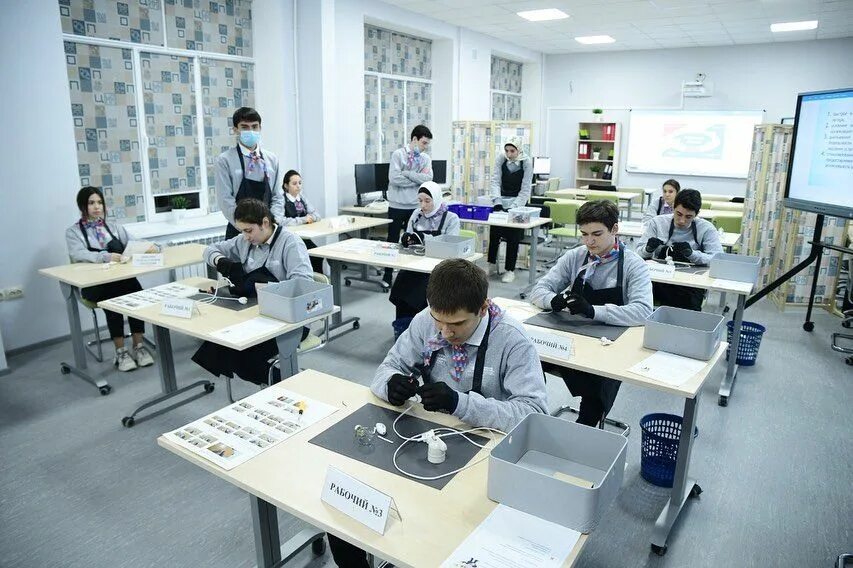 Компьютерный класс с людьми. Работники социальной сферы. Учебный центр охранников. Среднее профессиоанальноеобразование. Профессиональная подготовка студентов.