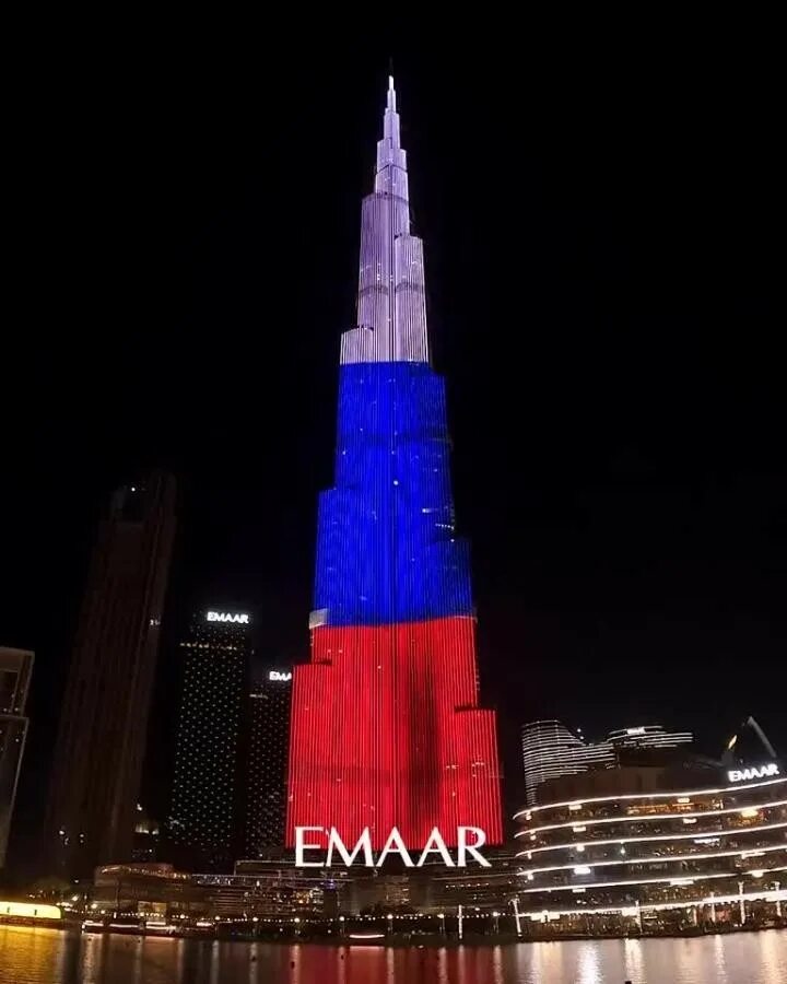 Включи том здания. Небоскреб Бурдж-Халифа. Башня Бурдж Халифа в Дубае. Бурдб кзалифа. Бурдж Халифа флаг России.