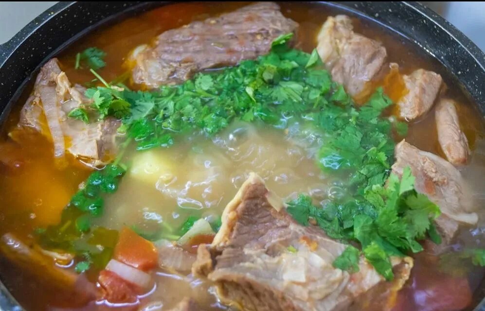 шулюм из свинины в казане на костре. шулюм с баранины. шулюм из баранины в казане. шулюм из баранины в казане. шулюм.