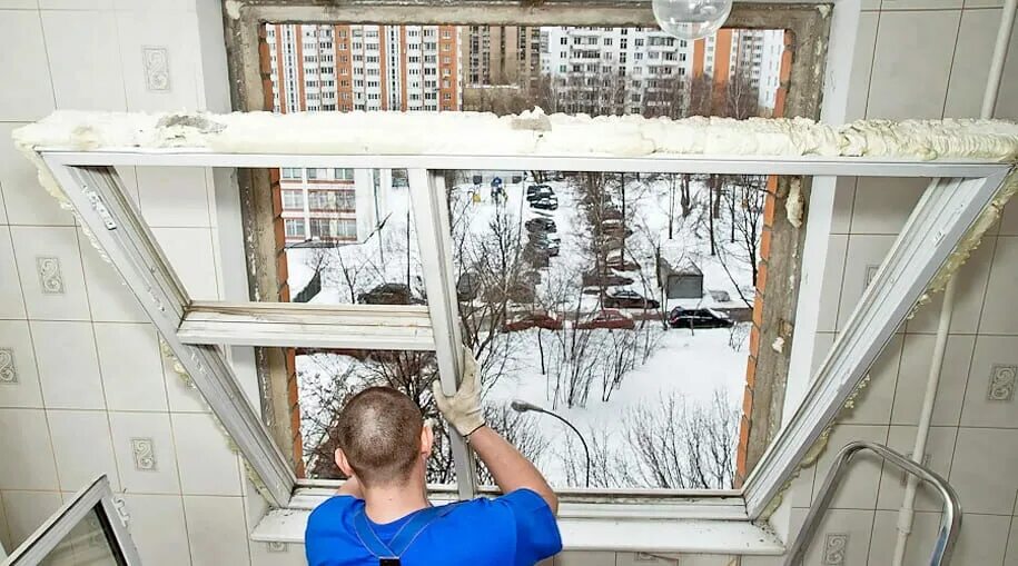 Монтажник окон пвх. Монтаж пластиковых окон. Монтаж пластиковых окон. Сборка пластиковых окон. Монтаж окон пвх.