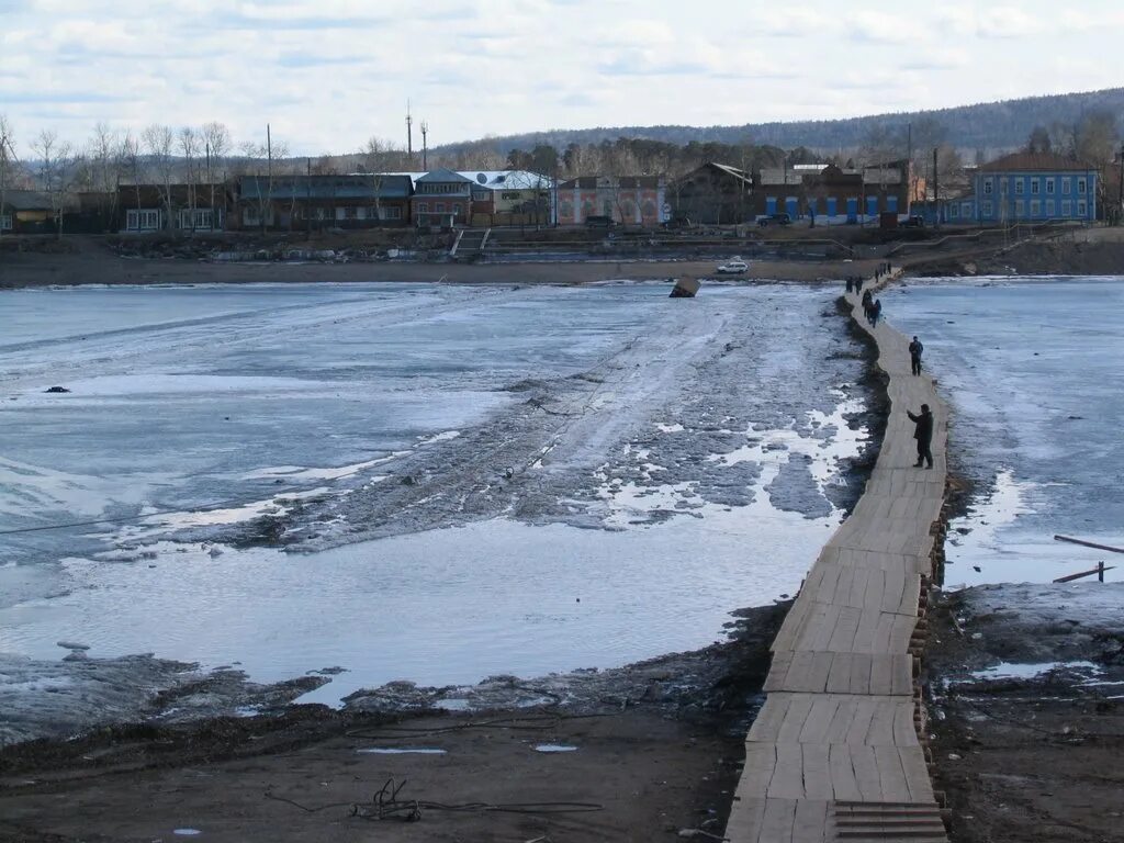 Киренск фото. Киренск река Лена. Киренск сквер. Река Лена город Киренск Киренский район.