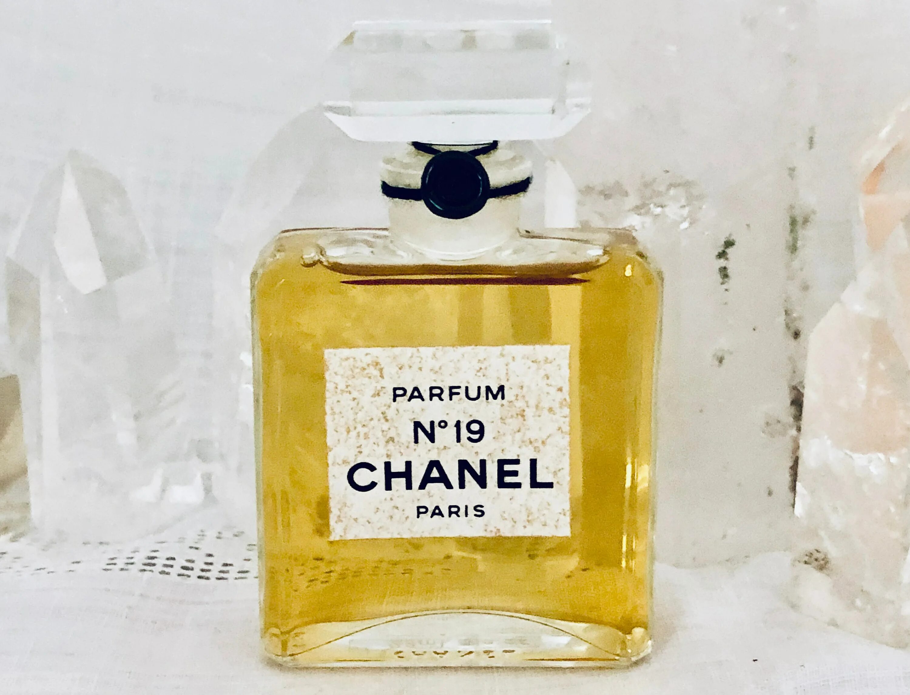 Chanel № 19 Parfum. Шанель 5 30 мл. Шанель 19 духи 28 ml. Флакон Chanel 19.