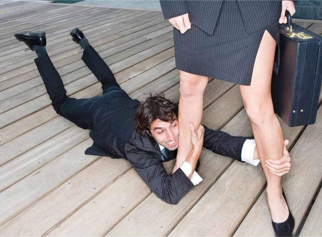 Раб у ног. Унижение мужика. Каблук мужчина. Унижение мужика. Женщина доминант.