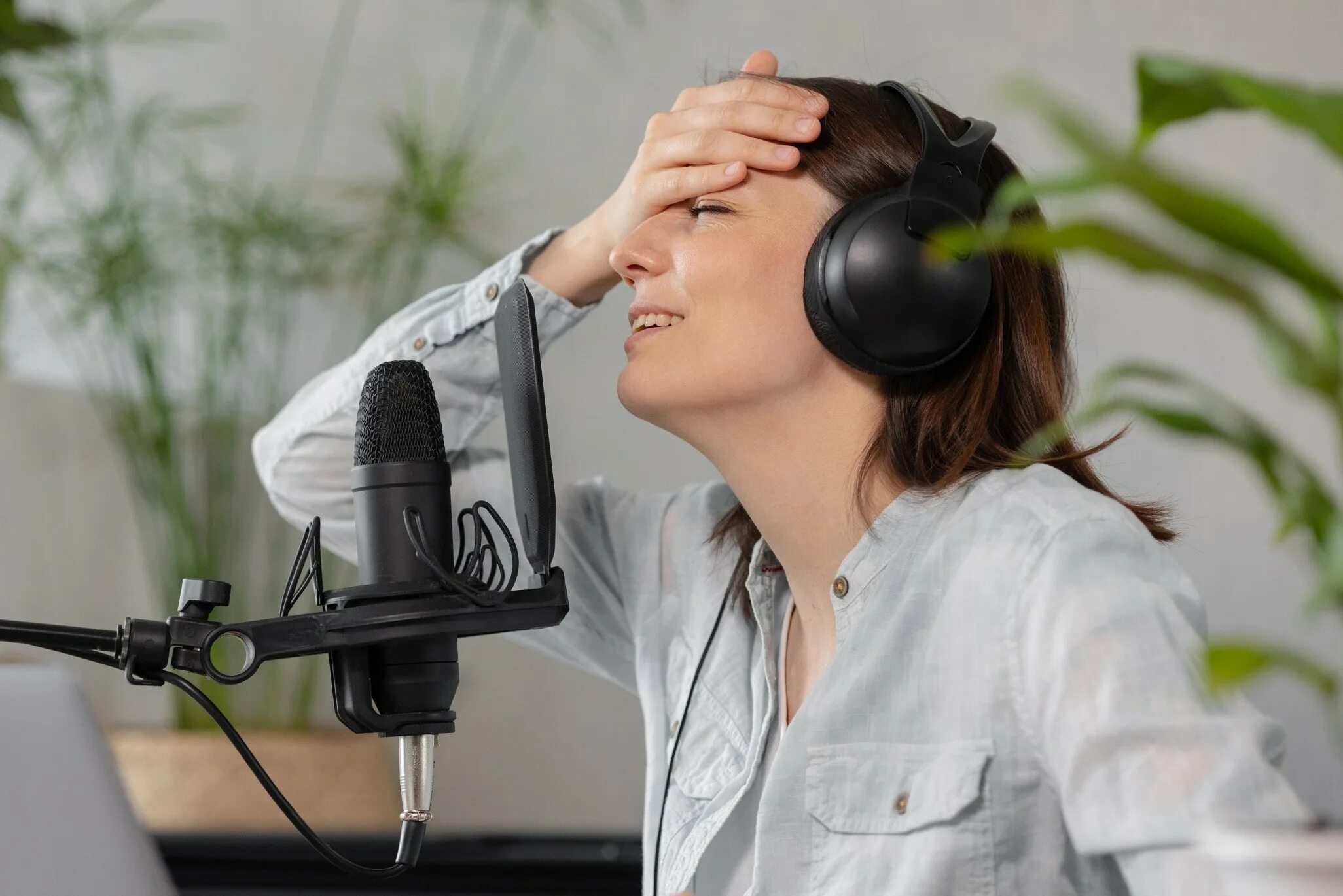 Девушка поет в студии. Звук собственного голоса. Звук собственного голоса. Девушка в студии звукозаписи. Девушка поет в студии.