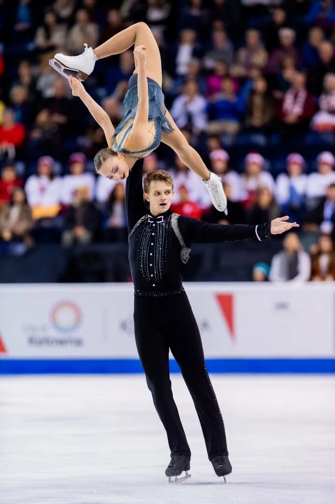 Нежное платье для выступления по фигурному катанию. Фигуристы парное. Черный лебедь фигурное катание сочи 2014. Фигуриста камила валиева. Фигуристы.