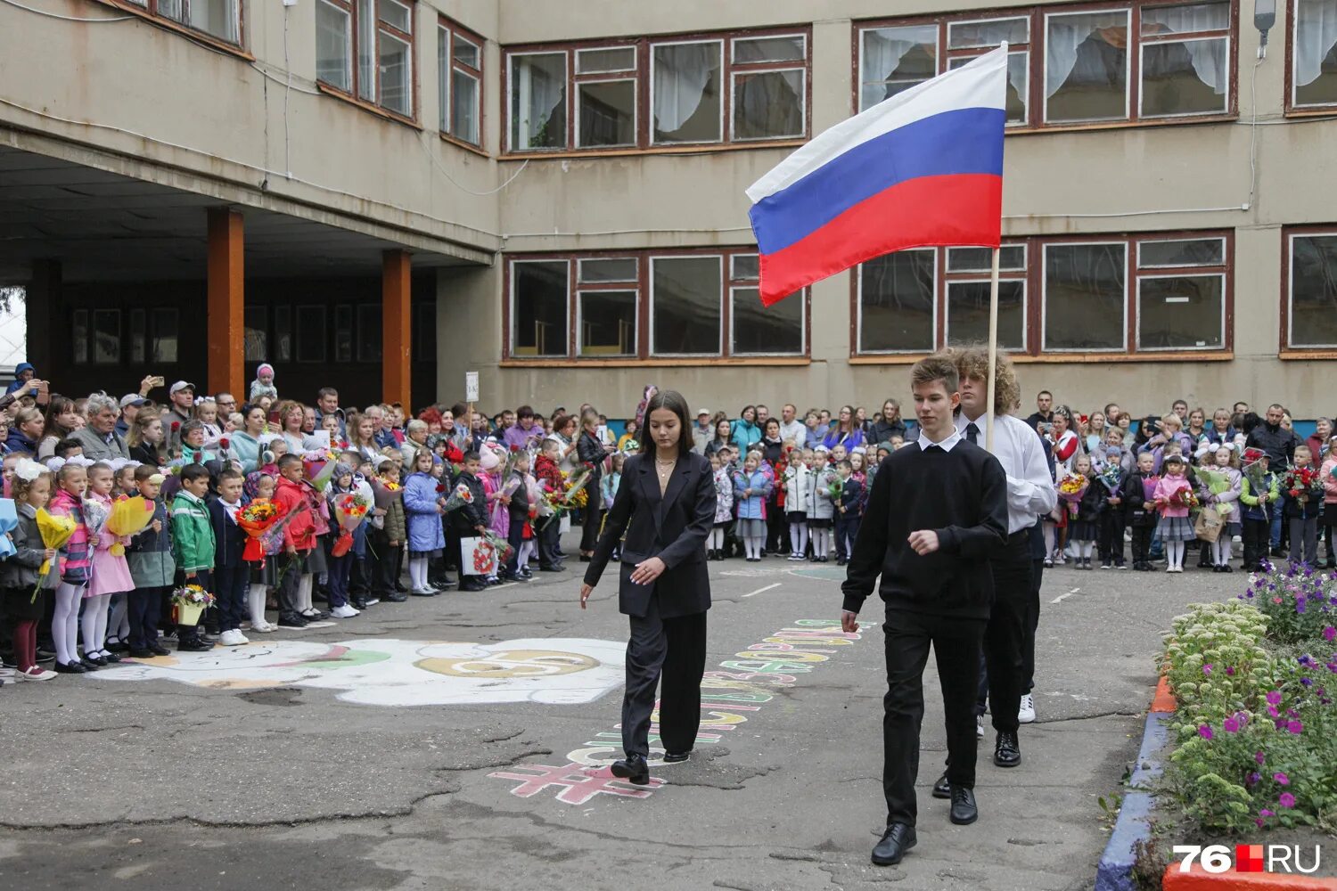 школа 47 ярославль. гимназия 2 город ярославль. школьная линейка 1 сентября. средняя школа 1 ярославль.