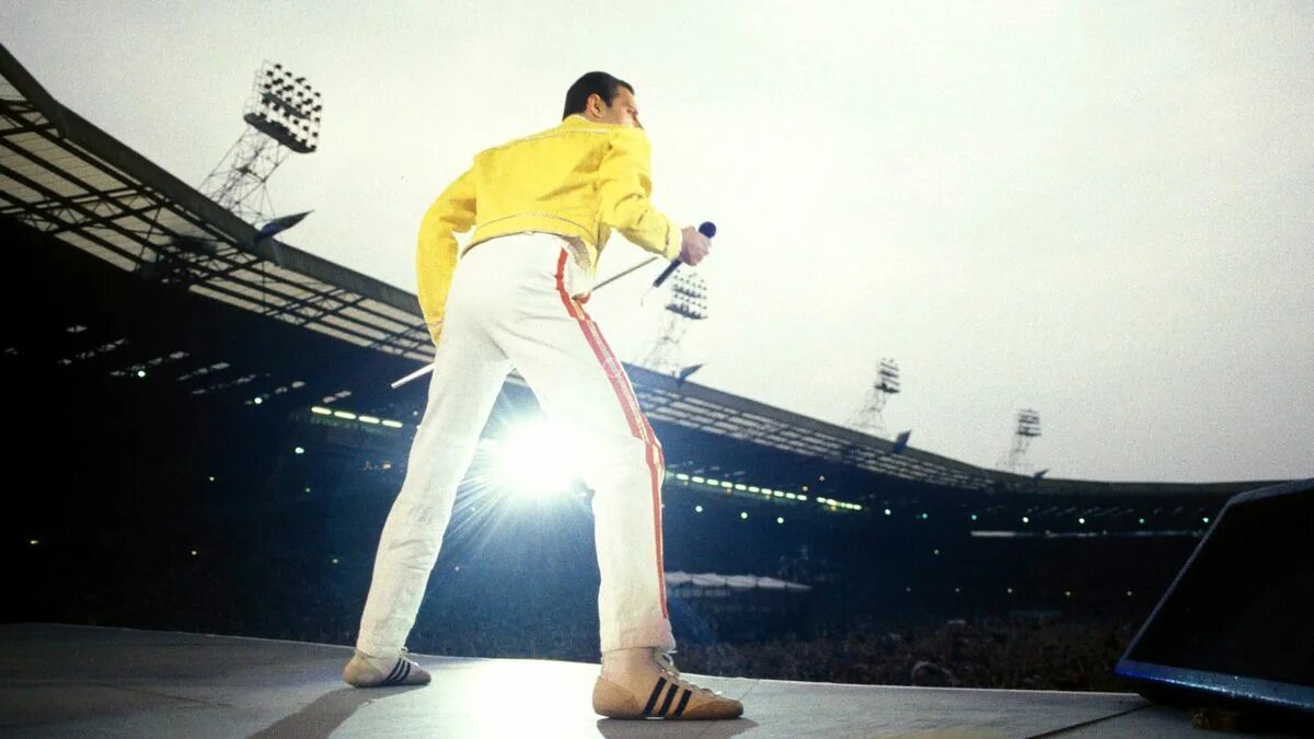 Queen фредди меркьюри. Майка фредди меркьюри wembley 1986. Queen уэмбли 1986. Фредди меркьюри концерт уэмбли 1986. Фредди меркьюри wembley 1986.