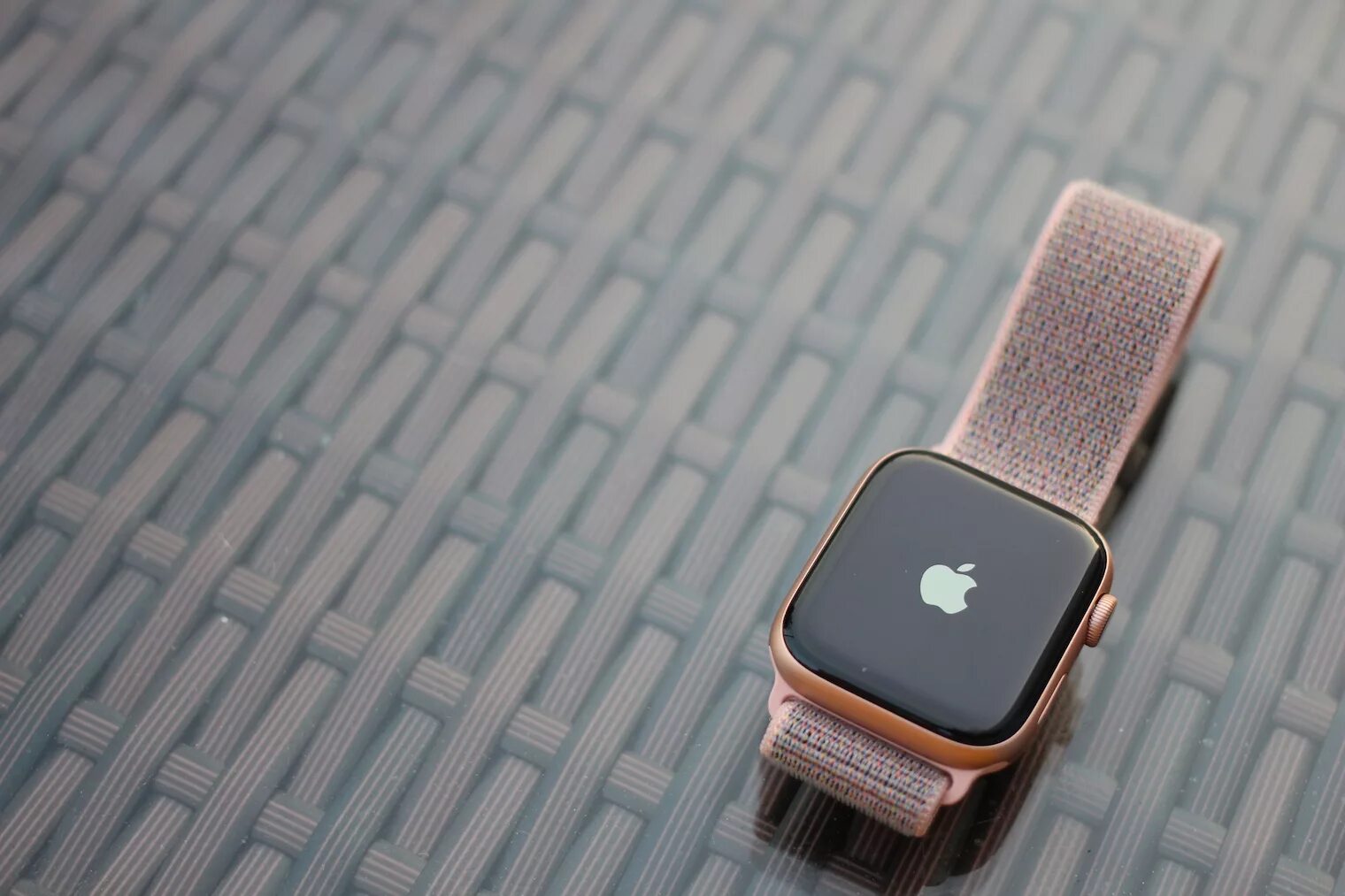 Часы apple se отзывы. Apple watch se 40mm. Apple watch se 40mm Gold. Часы Эппл вотч 4. Apple watch s4.