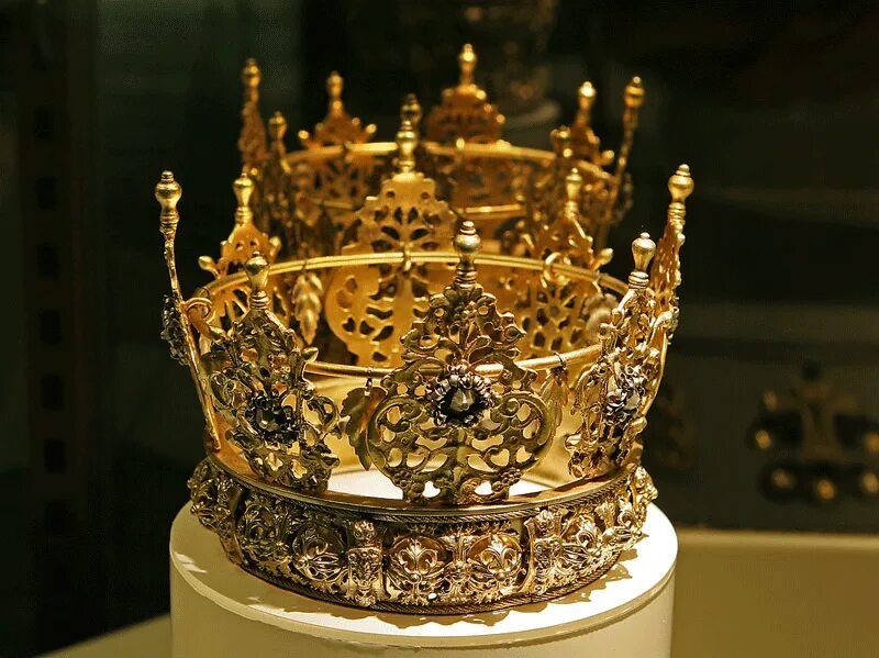 Корона византийского императора. Корона Петра 1. Византийская корона камилавка. Железная корона Ломбардии. Корона царская золото