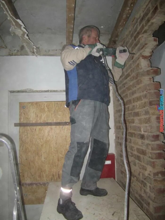 Инструменты для демонтажа кирпича. Демонтаж кирпичных стен вручную. Строй демонтаж. Разбор кирпичного здания. Слом кирпичной стены.