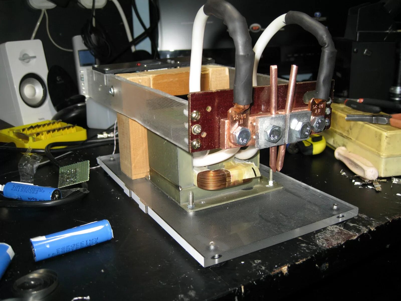 Плавка трансформатором. Сварочный аппарат для точечной сварки аккумуляторов 5000 Вт KIGE. Точечная сварка для аккумуляторов 18650. Точечная сварка из трансформатора микроволновки для 18650. Точечная сварка из микроволновки для аккумуляторов 18650.