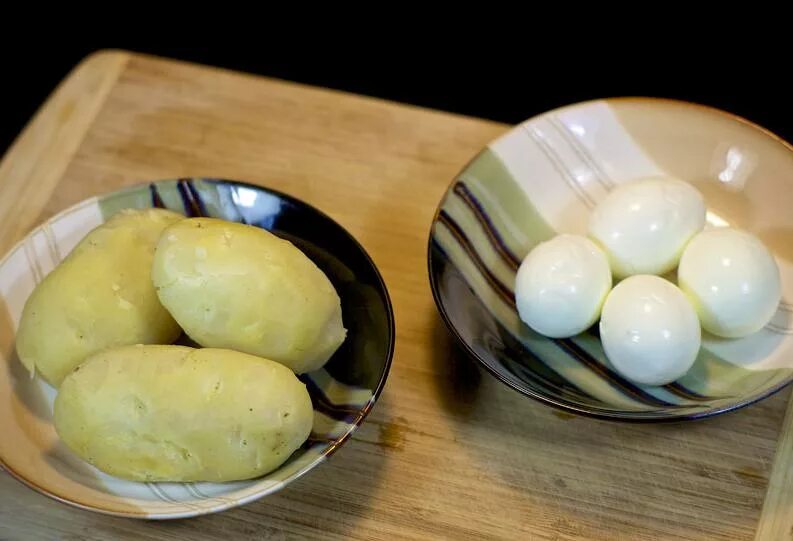 Вареная картошка с яйцами. Вареные яйца, вареный картофель,. Вареный картофель очищают. Картошка с яйцом. Что можно приготовить яйца лук