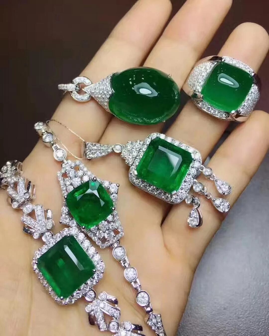 Украшение с камнями 5. Малахит, нефрит, хризопраз. Жадеит ювелирный. Jadeite Jade. Жадеит изумрудный камень.