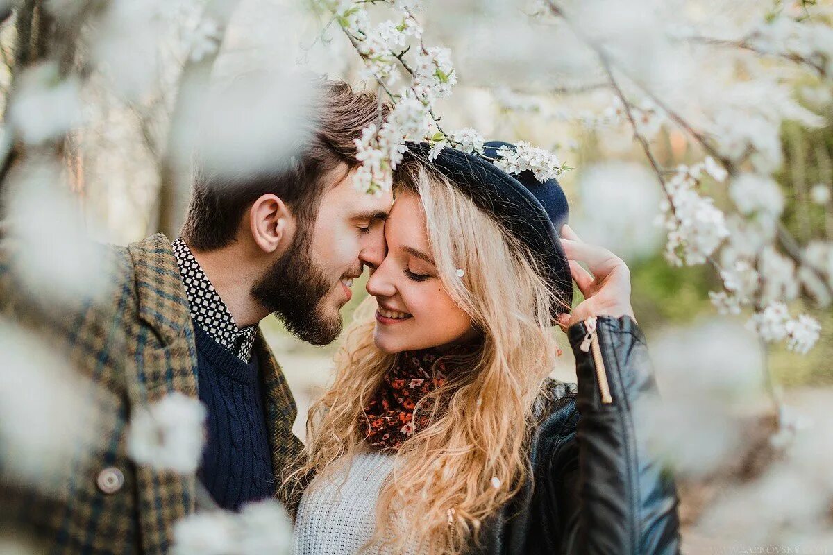 Love story любовь. Влюбленные весной. Лав стори фотосессия. Фотосессия влюбленных. Фотосессия пары.