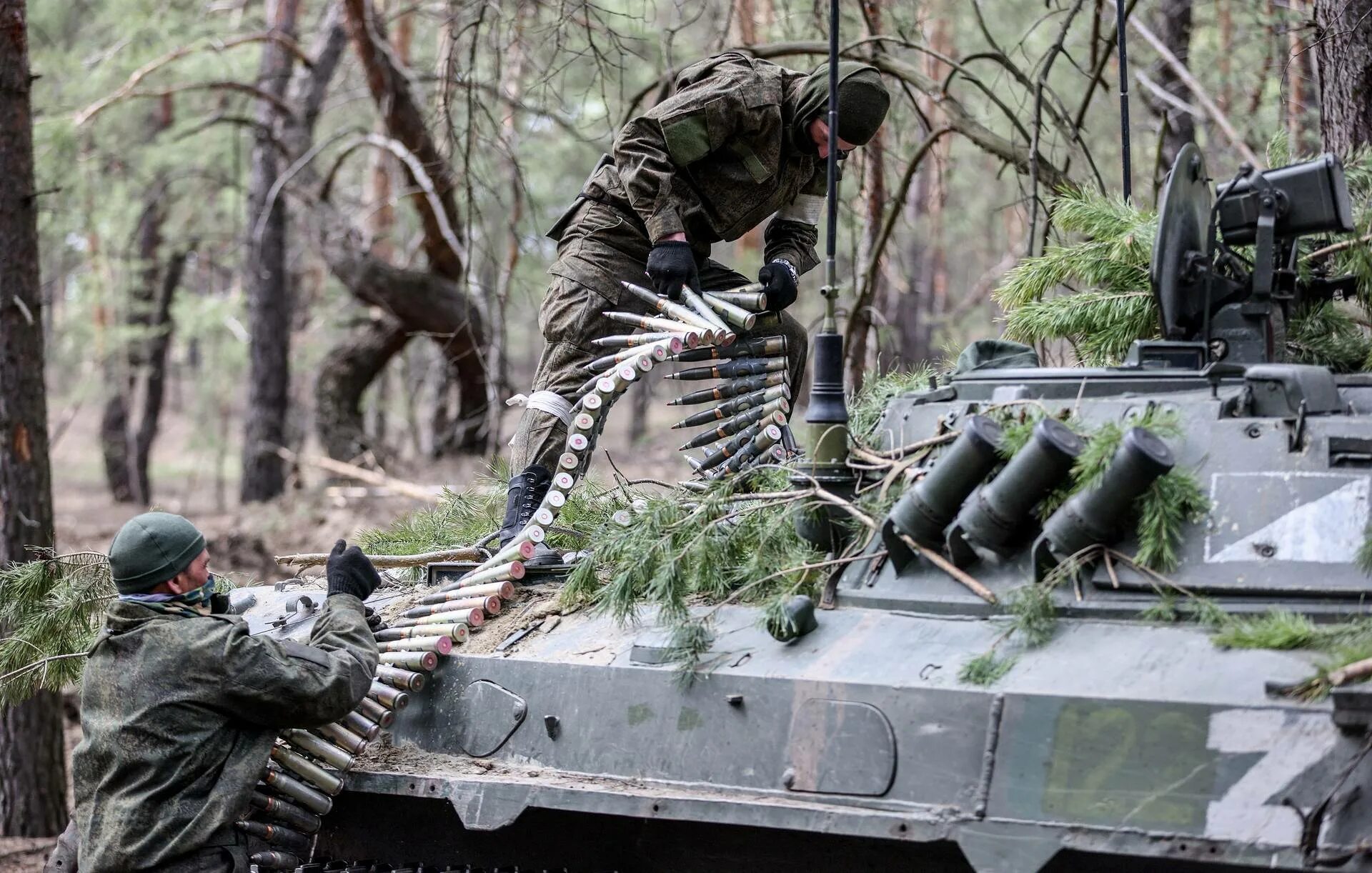 Трансляция военная операция украина. Украинская Военная техника. Военная техника спецоперация на Украине. Российский военный комплекс. Военный на военной технике.