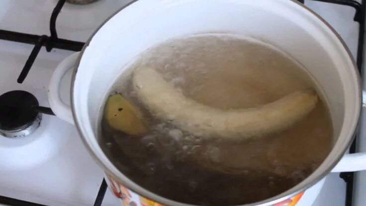 Банановая вода с корицей. Свари банан и выпей воду на ночь. Банан перед сном. Чем полезен банан с корицей. Помой банан и брось в кипящую воду!.
