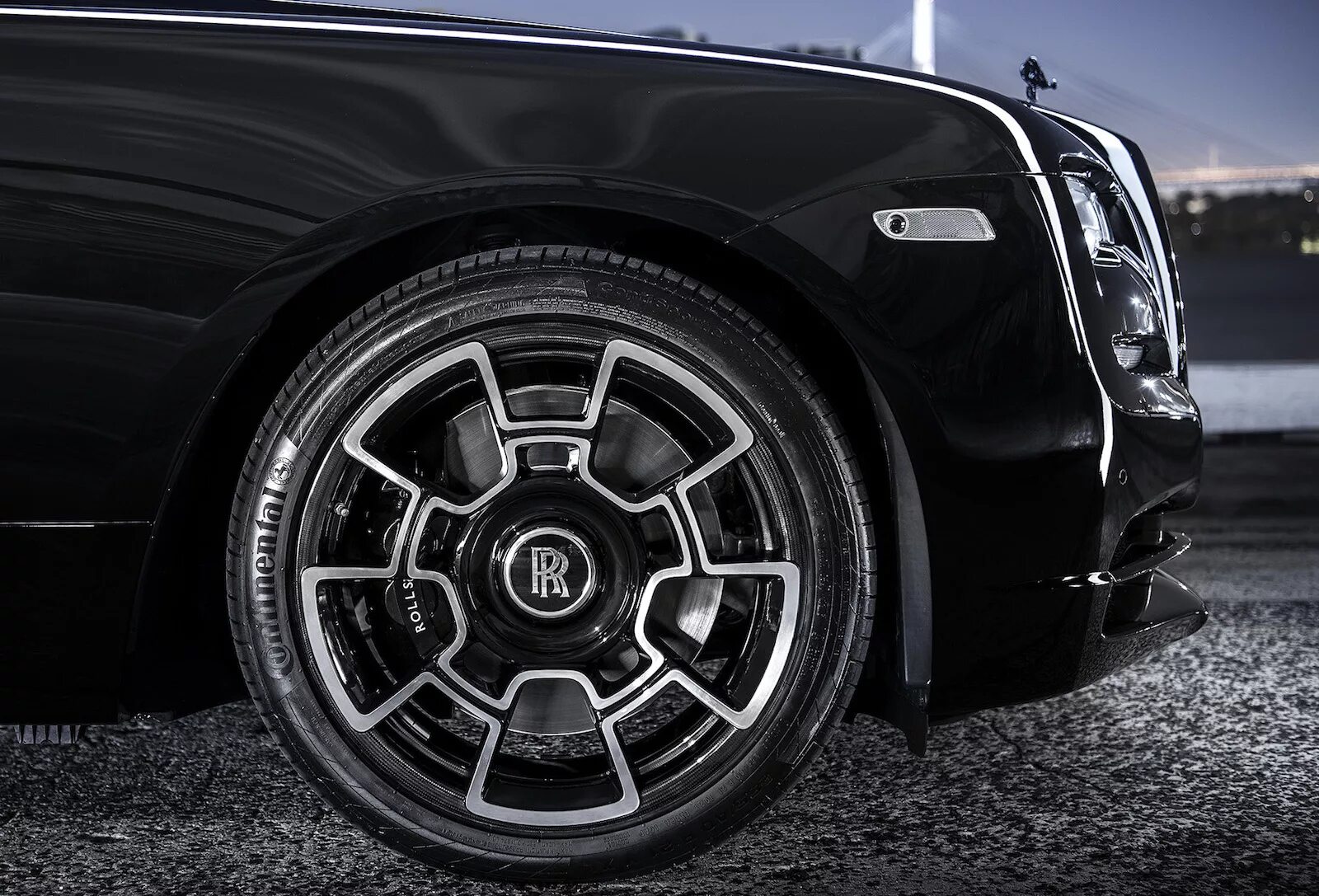 Колесо rolls. Шина Роллс Ройс. Колеса Роллс Ройс. Роллс Ройс врайт диски. Rolls Royce Wraith Black badge Wheels.