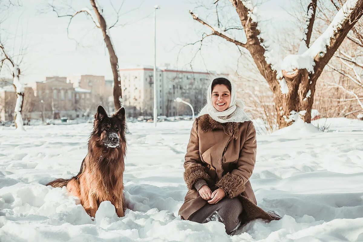 Равшана куркова роли в фильмах. Равшана Куркова а у нас во дворе. Куркова у нас во дворе.