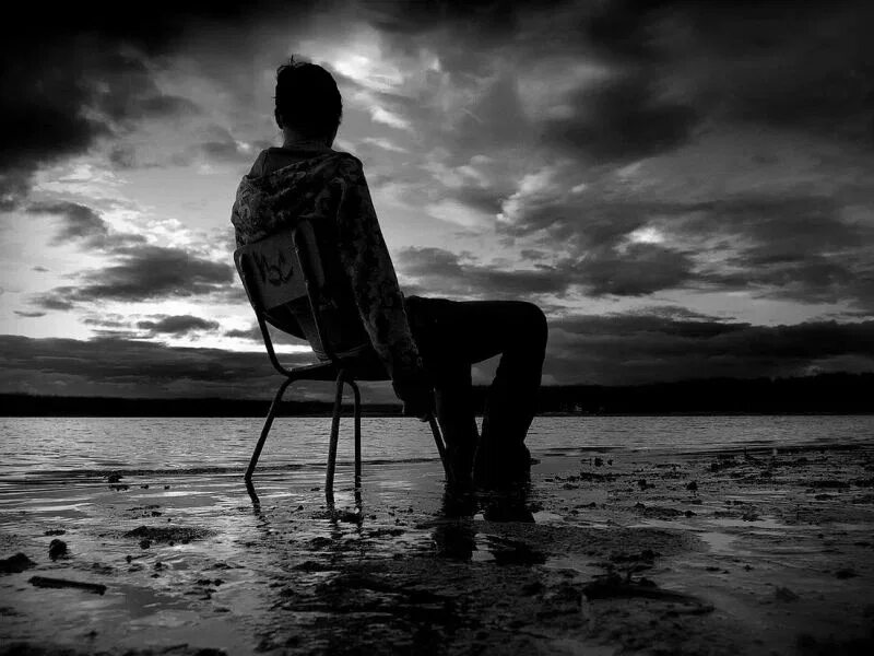 Человек в одиночестве. Картинки для одиноких парней. Это одиночество. Это одиночество. В тени человека.