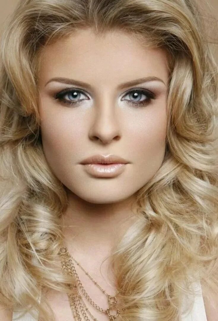 Жозефин скривер волосы. Жозефин скривер макияж. Макияж в золотых оттенках. Макияж для голубоглазых блондинок. Смоки айс для голубых глаз блондинок.