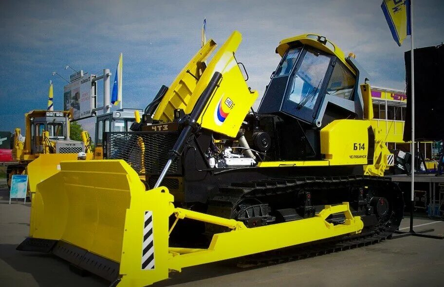 Техника чтз 2022. Бульдозер челябинского тракторного завода. Челябинский завод уралтрак. Челябинский тракторный завод уралтрак. Челябинский тракторный завод уралтрак.