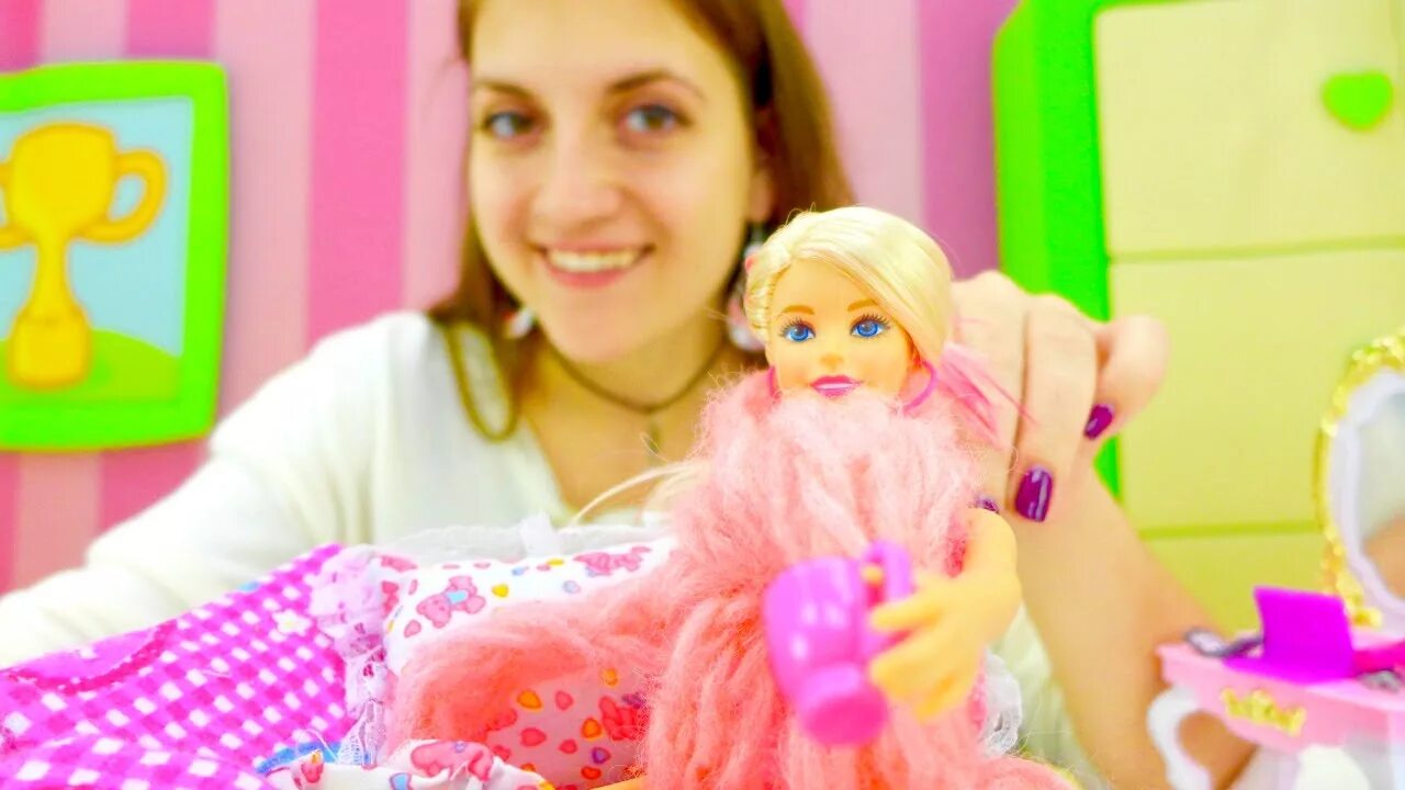 Барби играет в куклы. Видео для девочек. Ютуб игра в куклы для детей. Фотоистории с куклами. На канале игрушки ТВ канал для девочек.