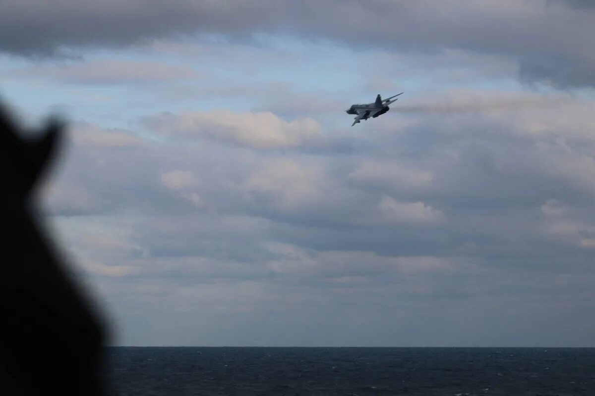 Черное море самолет сша. Самолет сша в черном море. Истребитель и пассажирский самолет. Черное море самолет сша. Самолеты разведчики нато.