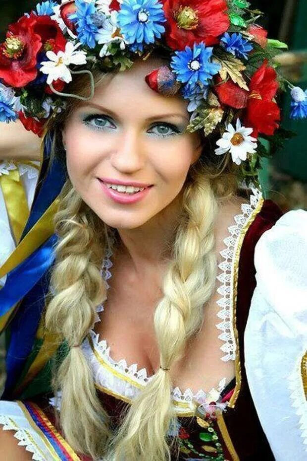 Сводил симпатичную украинку в дюны. Украинка в венке. Славянские красавицы. Украинские девушки.