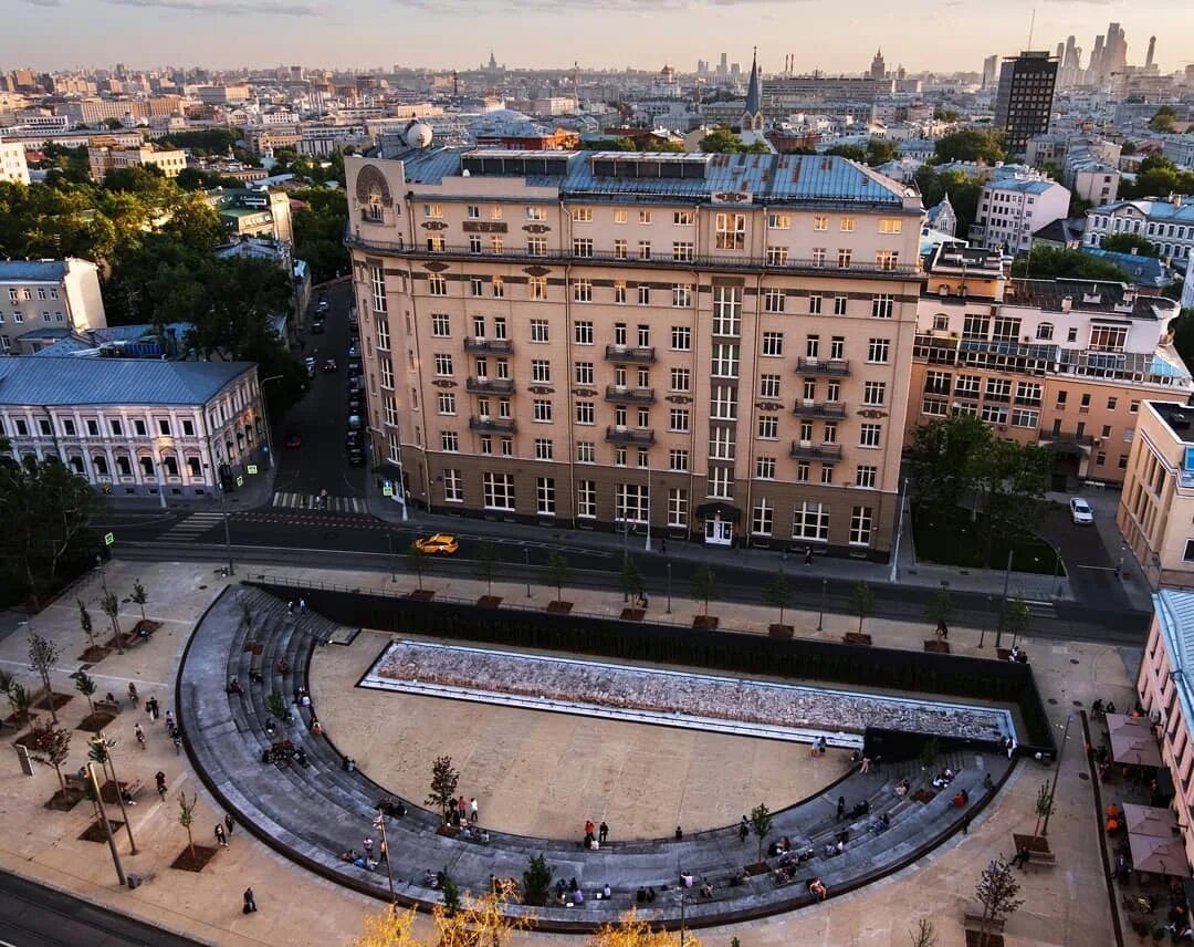 Город белый площадь. Покровский бульвар москва фрагмент стены белого города. Яма москва хохловская площадь. Дворцовая площадь в санкт-петербурге чб. Город белый площадь.