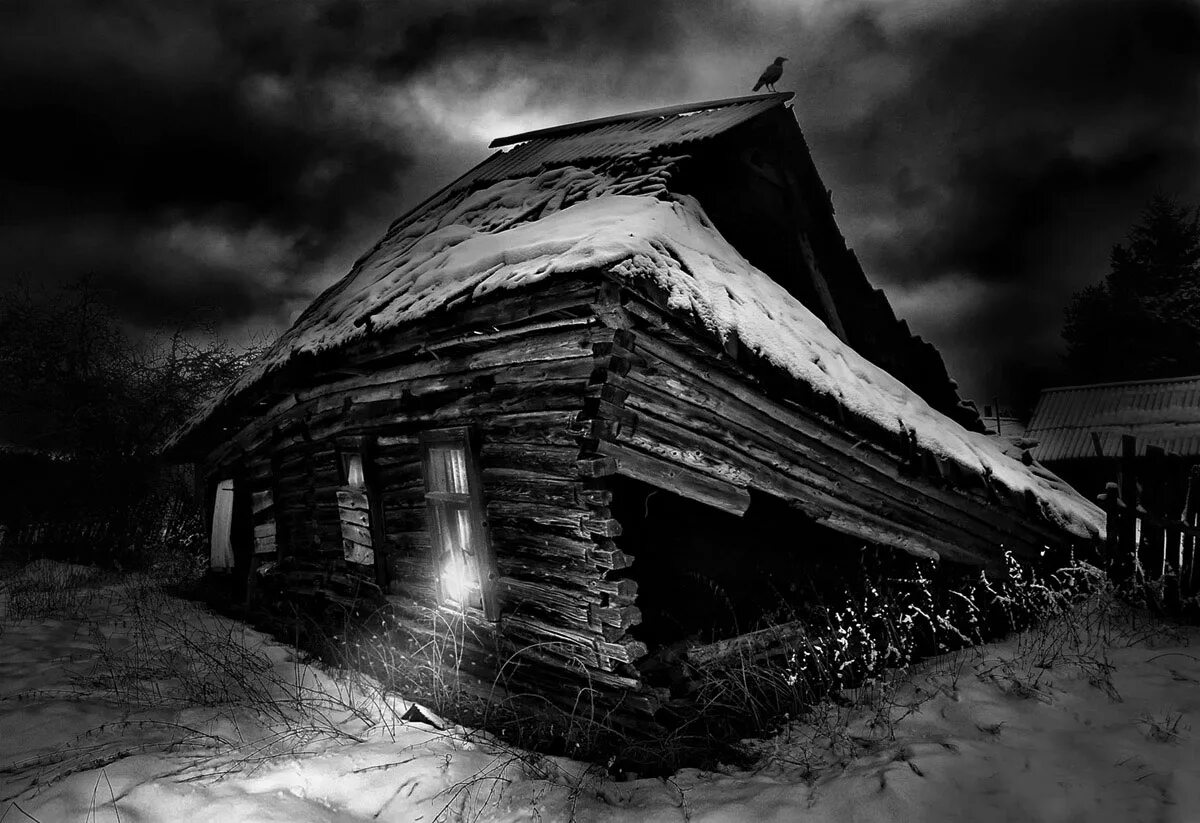 Один только старый дом стоял в глубине. Ветхая изба. заброшенная изба. старый деревянный дом. заброшенный дом в деревне ночью.
