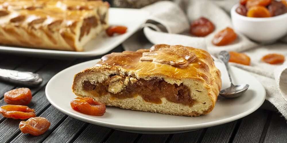 Пирог с сухофруктами. Как сделать пирог из кураги. Пирог с курагой и орехами. Пирог с курагой из дрожжевого. Как сделать пирог из кураги.