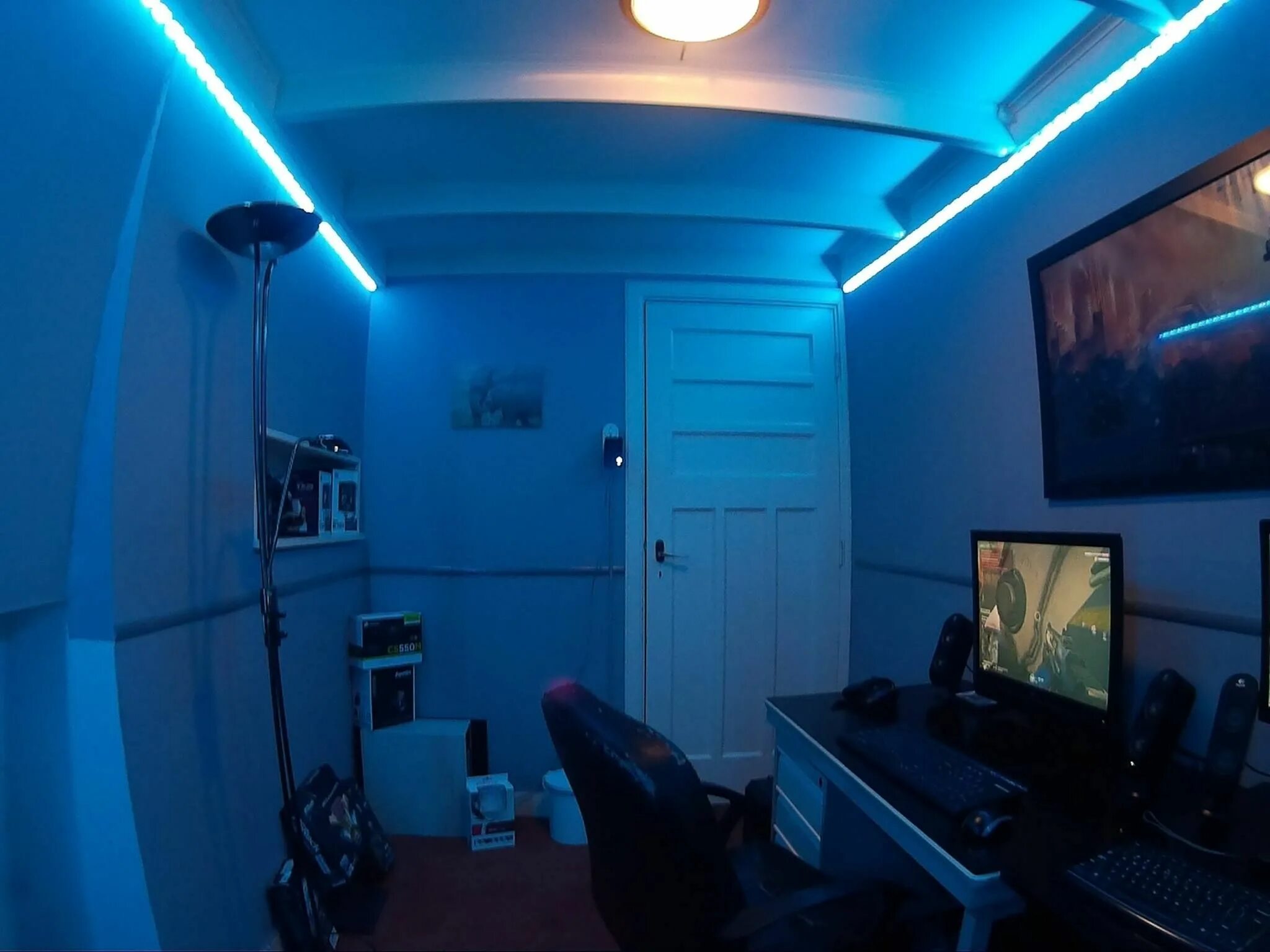 Включи свет лучше. Геймерская комната. Комната геймера с подсветкой. Лампа в комнату геймера. Подсветка для геймерских комнат.