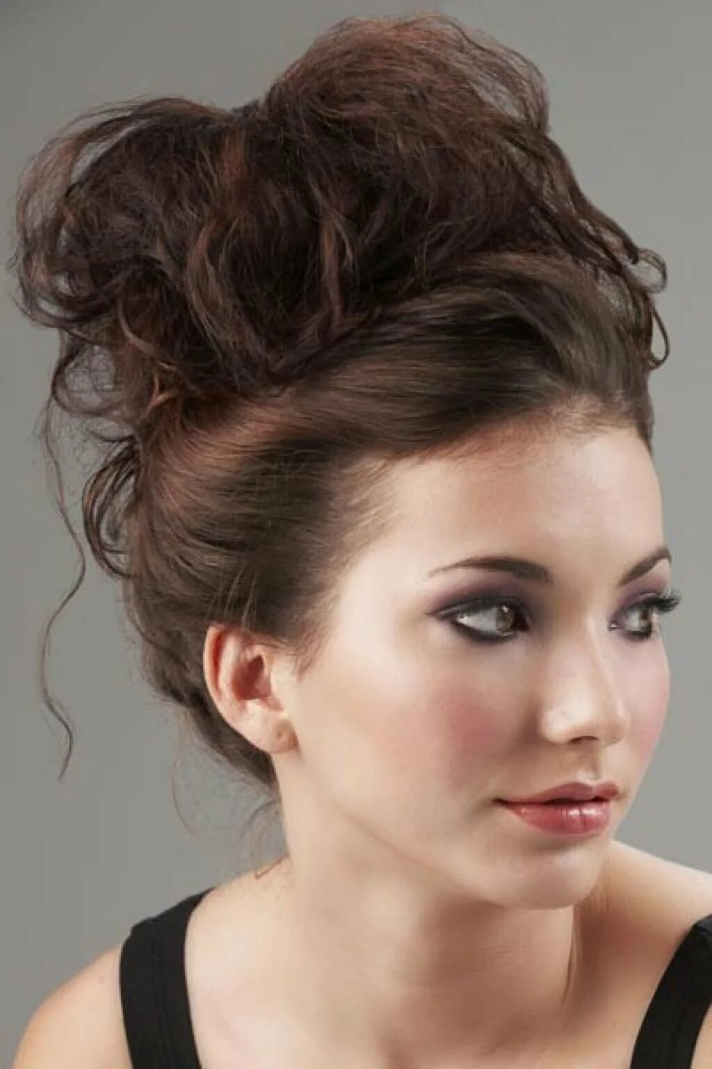 Пушистый пучок. Прическа messy bun. дуля прическа. высокая дуля прическа. модельный пучок прическа.