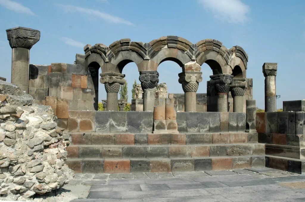 Где находится звартноц. Руины храма Звартноц. Развалины храма Звартноц. Храм Звартноц в Армении. Звартноц храм небесных ангелов.