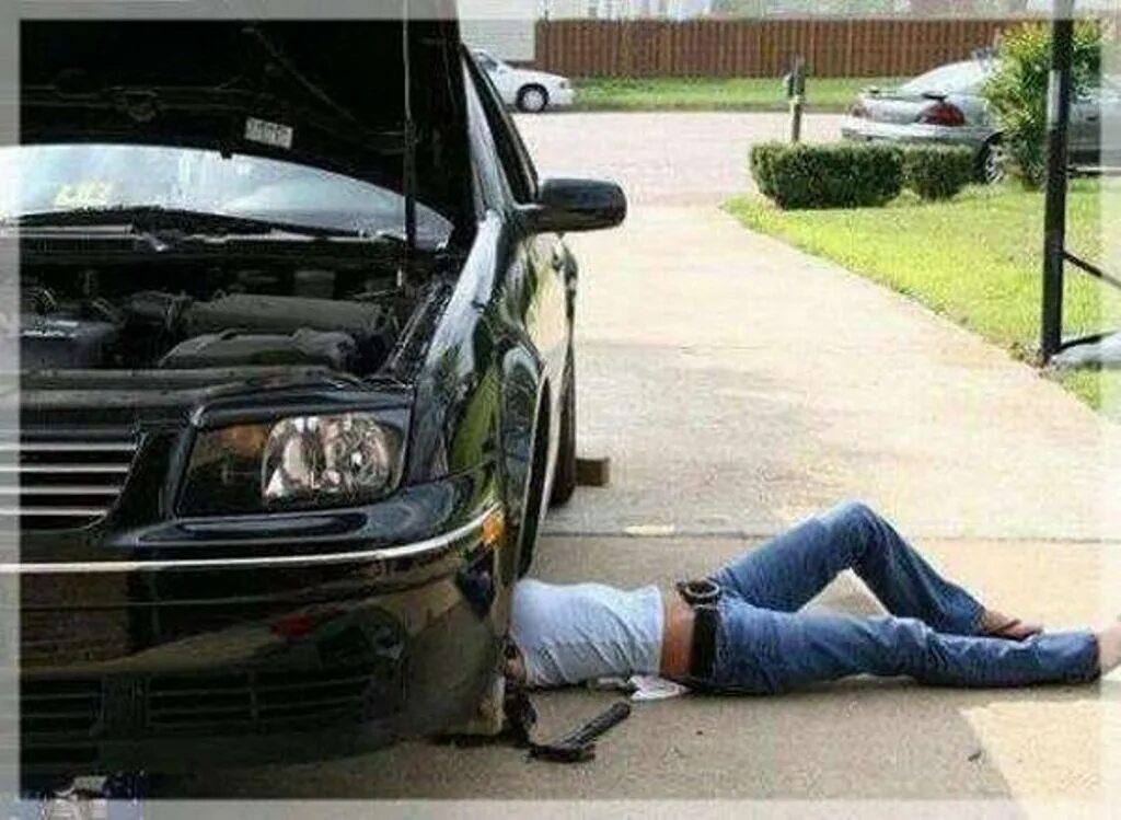 Парень починил девушке машину. Человек чинит машину. Девушка ремонтирует машину.