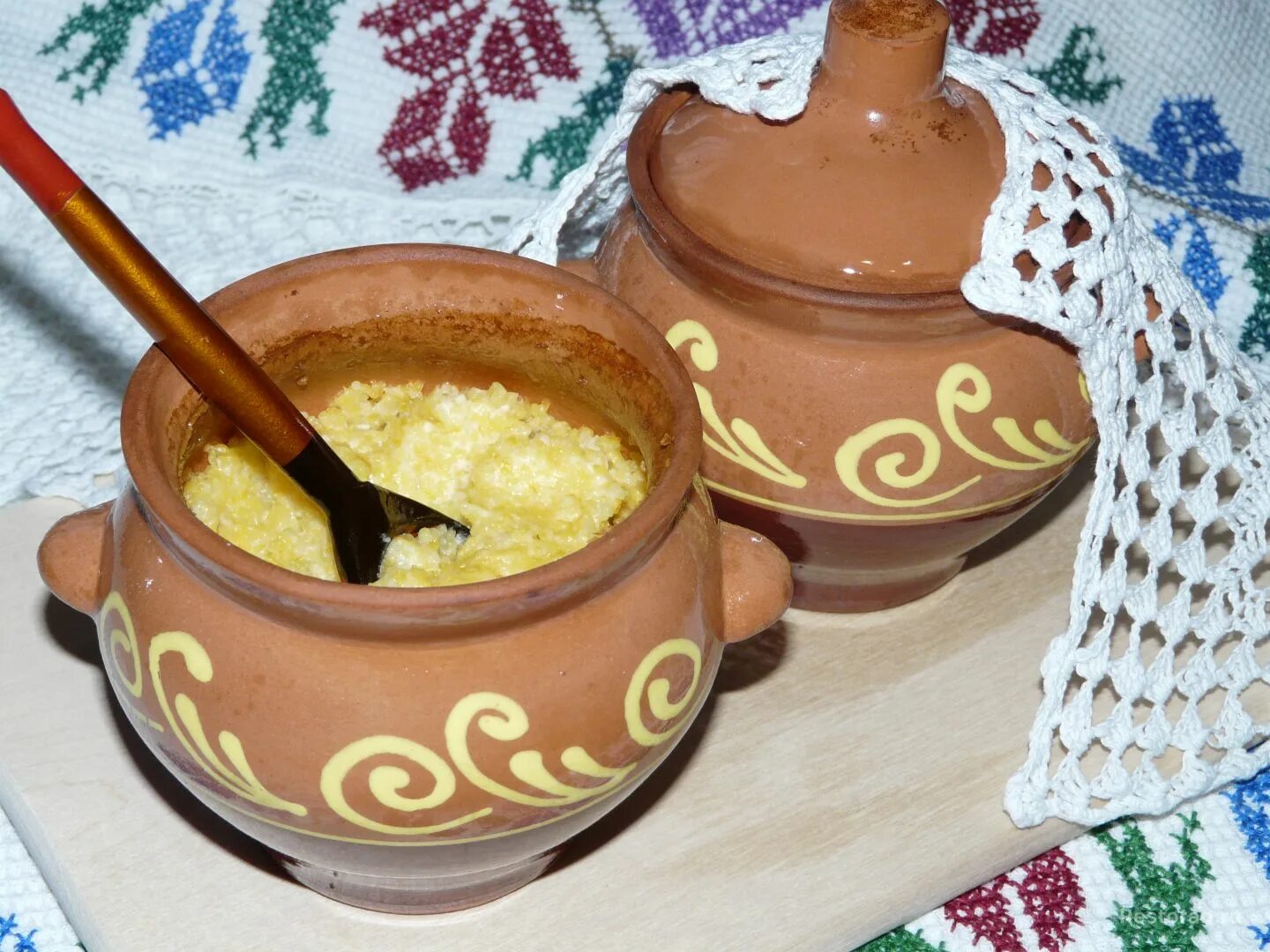 кукурузная каша с тыквой. кукурузно - пшеничная каша с мясом. тыквенная каша с кукурузной крупой. кукурузная каша запеченная с сыром. масло в глиняном горшочке.