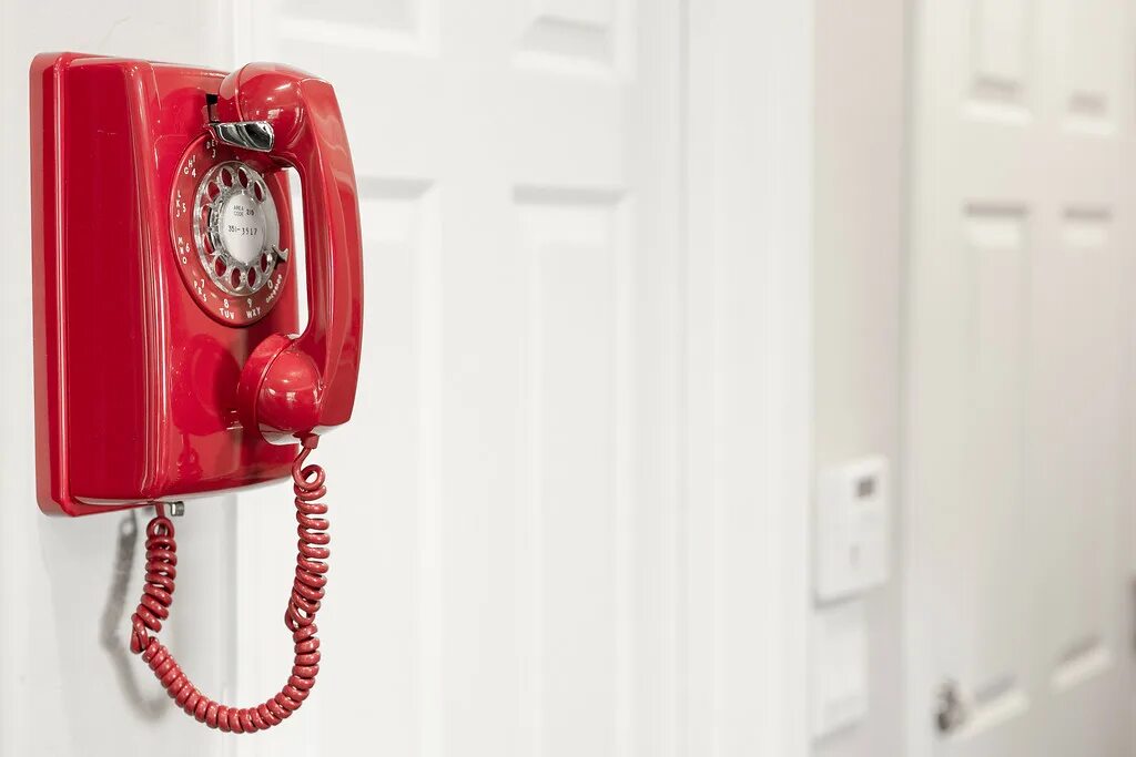 Телефон для фото 2024. Настенный телефон. Красный телефон. Красная телефонная трубка. Настенный телефонный аппарат ретро.