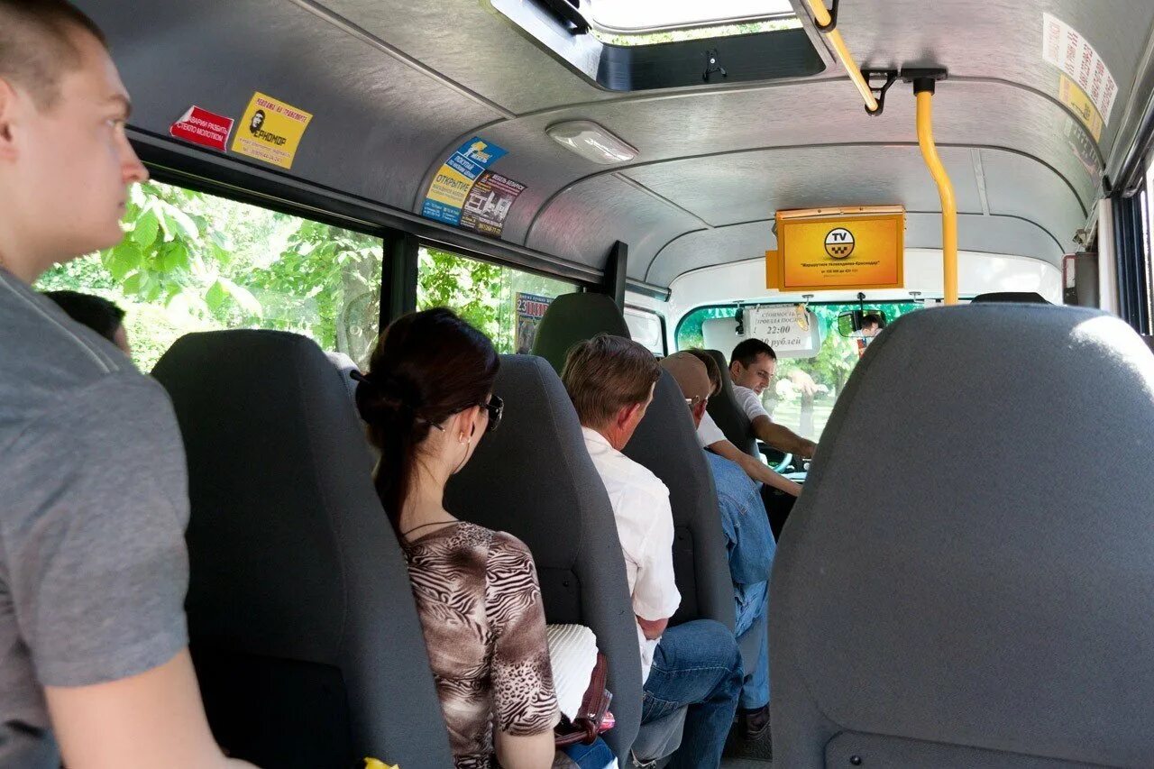 Маршрутка 12 едет. Пассажиры в маршрутке. автобус внутри с пассажирами. салон автобуса с пассажирами. человек едет в автобусе.